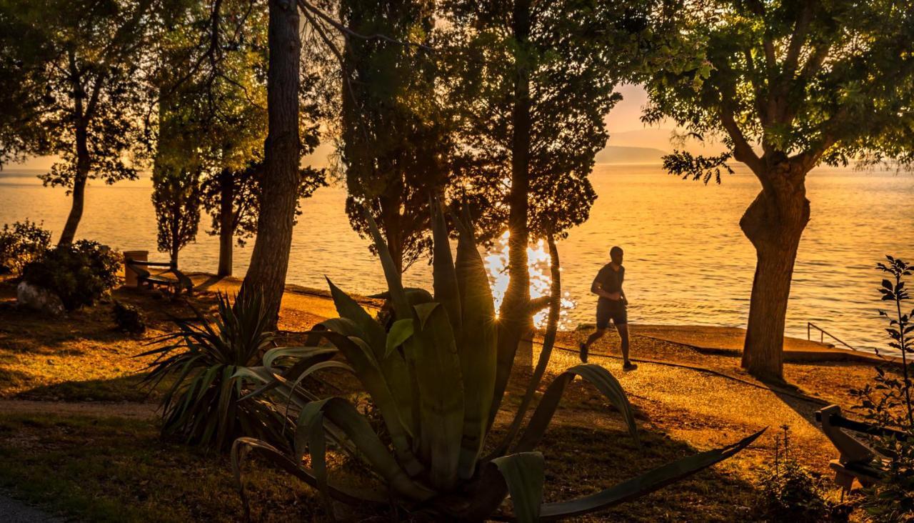 Aminess Style Glamping Villas & Holiday Homes Atea Njivice Exterior photo Sunset at the beach