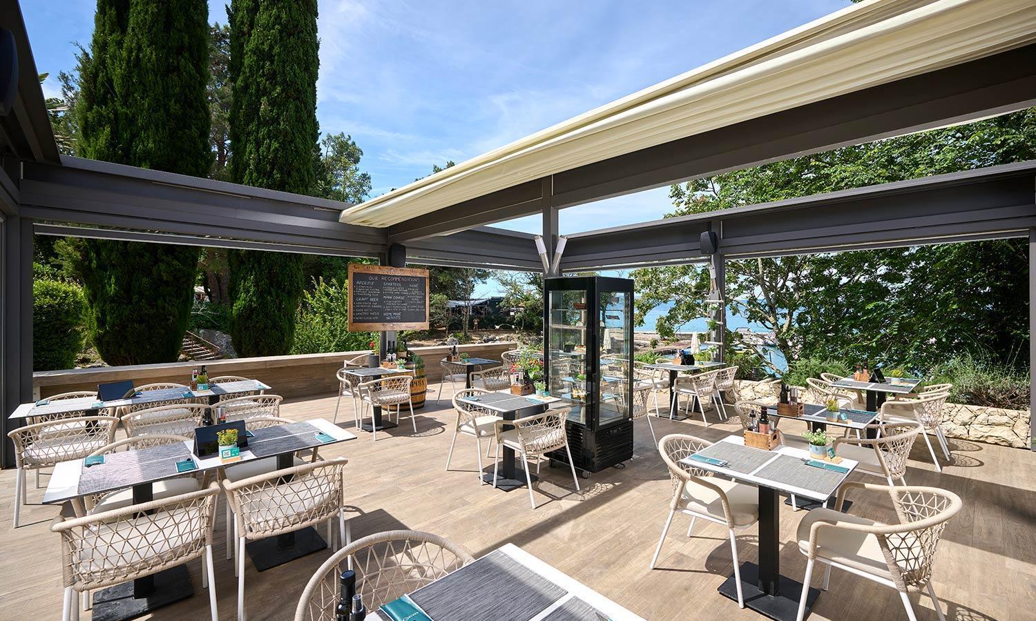 Aminess Style Glamping Villas & Holiday Homes Atea Njivice Exterior photo Restaurant in the resort