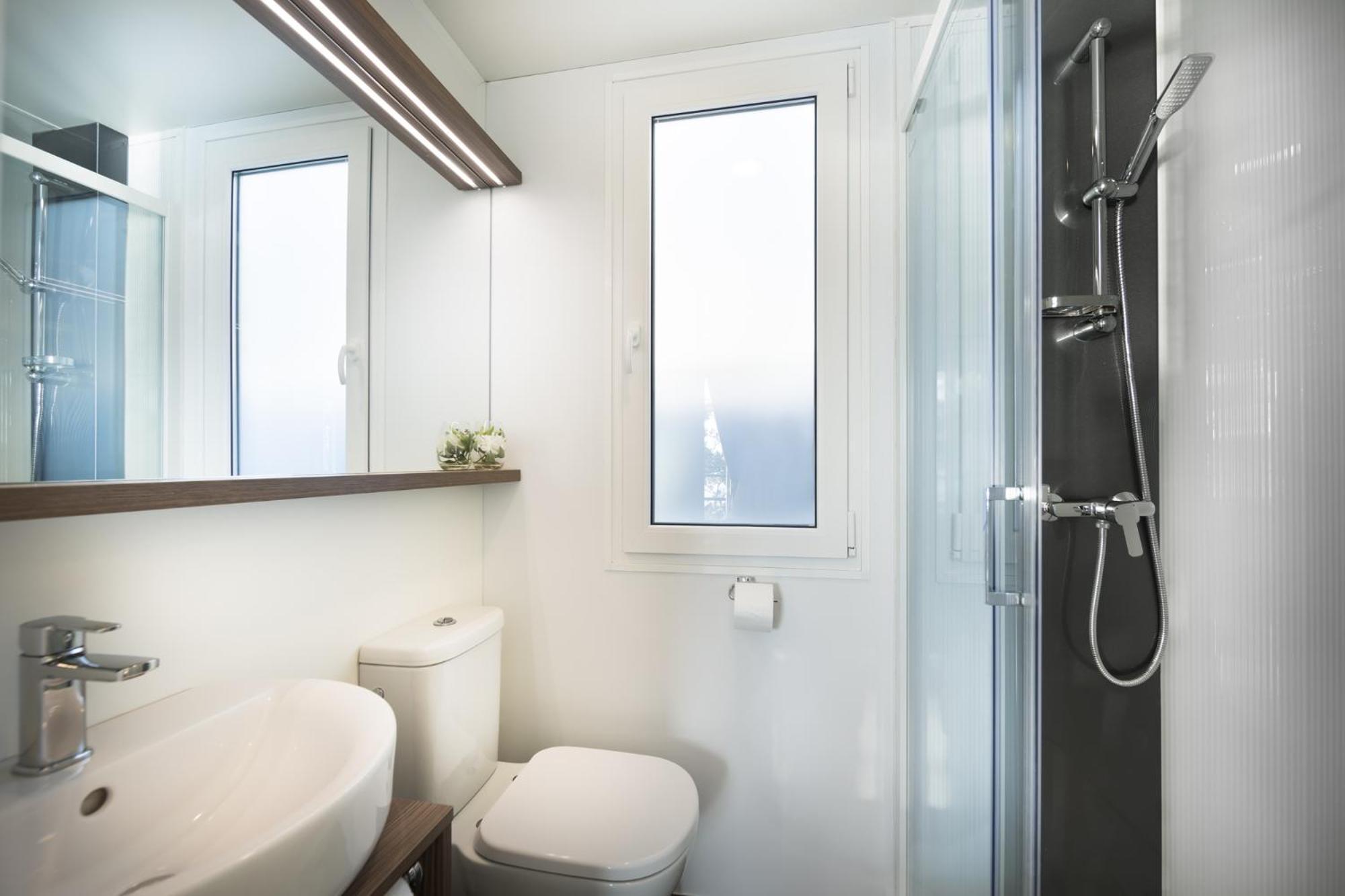 Aminess Style Glamping Villas & Holiday Homes Atea Njivice Room photo A shower cubicle